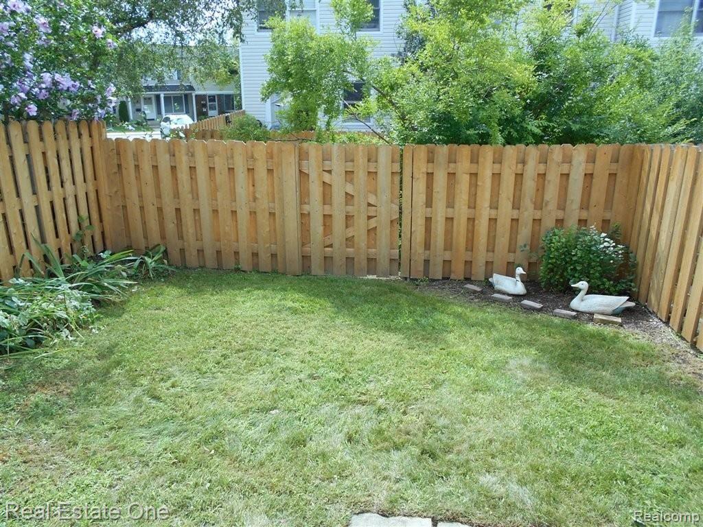 1046 Larson Court, Unit 149 Rochester, MI 48307 - Photo 12 of 12 fenced backyard