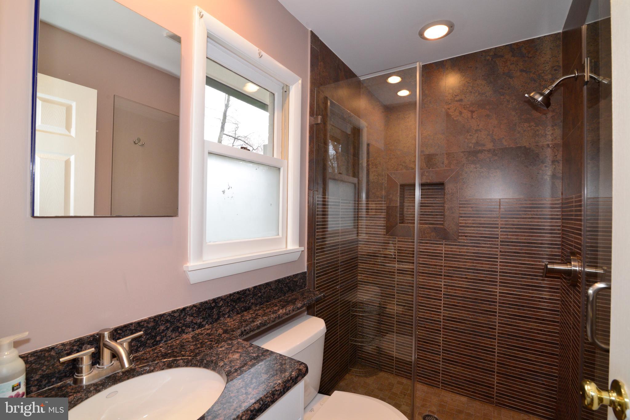 9600 Clarks Crossing Road Vienna, VA 22182 - Photo 32 of 79 Bedroom 2 en-suite full bathroom