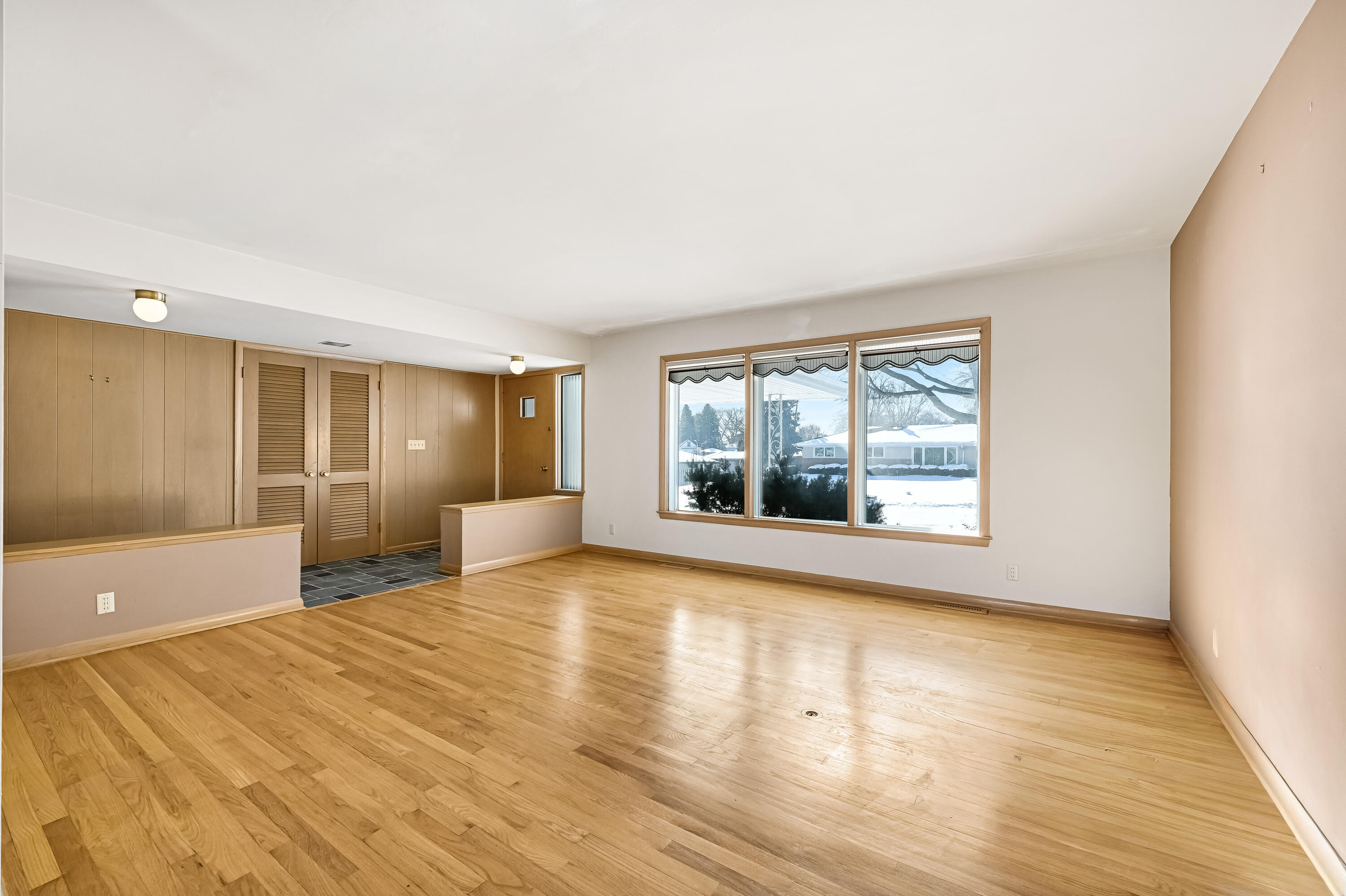 6046 South 22nd Street Milwaukee, WI 53221 - Photo 2 of 33 DSC_ (8)