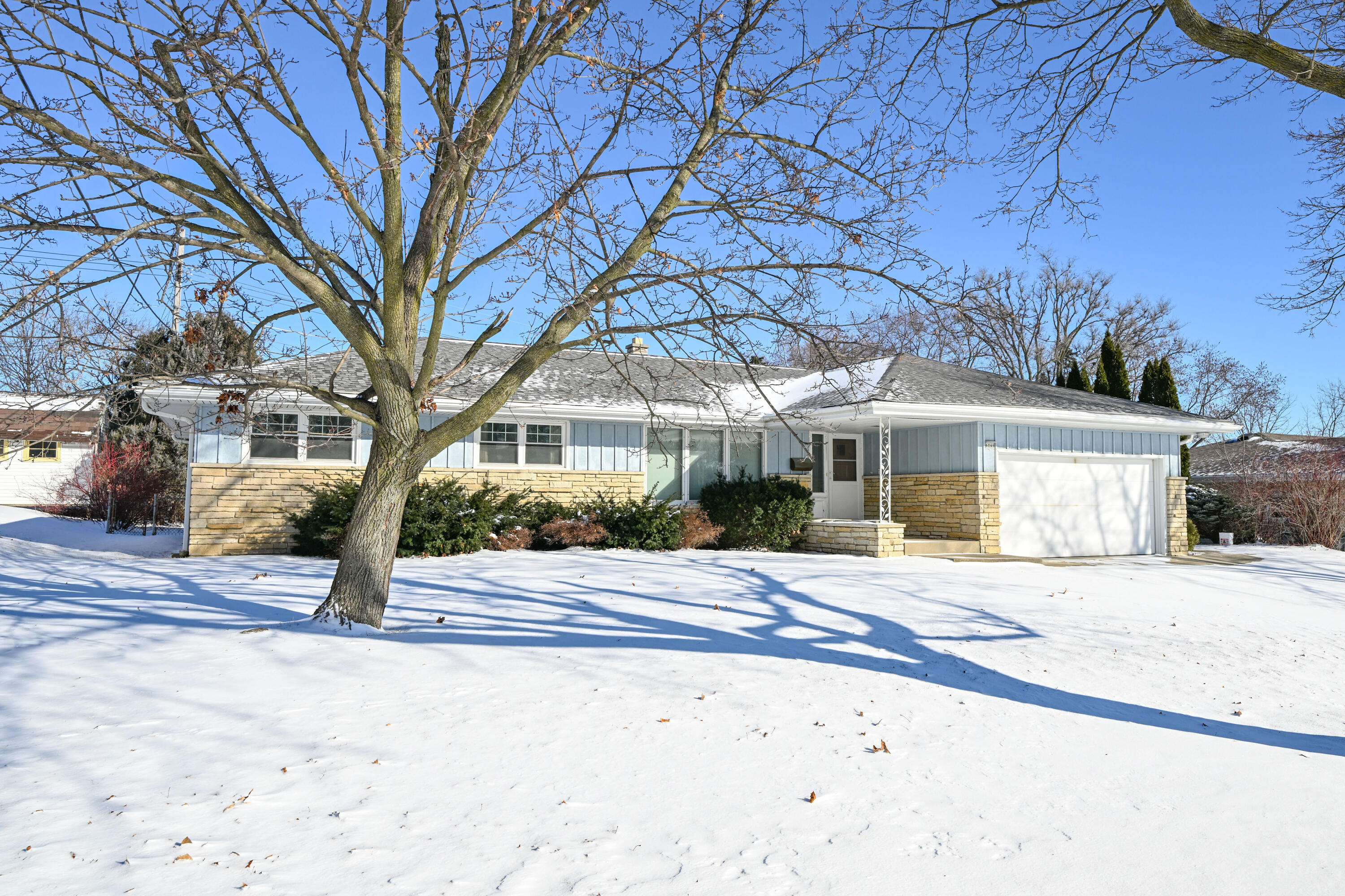 6046 South 22nd Street Milwaukee, WI 53221 - Photo 4 of 33 DSC_ (2)