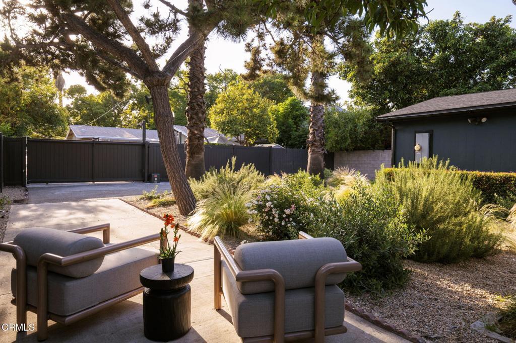 950 North Summit Avenue Pasadena, CA 91103 - Photo 3 of 25 Front Yard