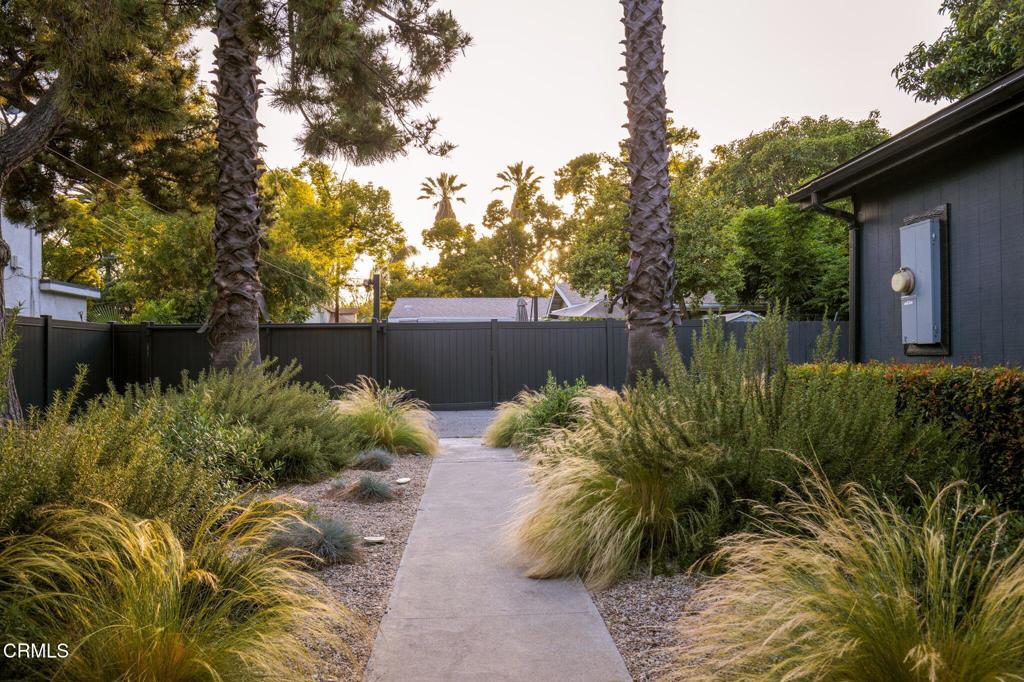 950 North Summit Avenue Pasadena, CA 91103 - Photo 4 of 25 Front Walkway