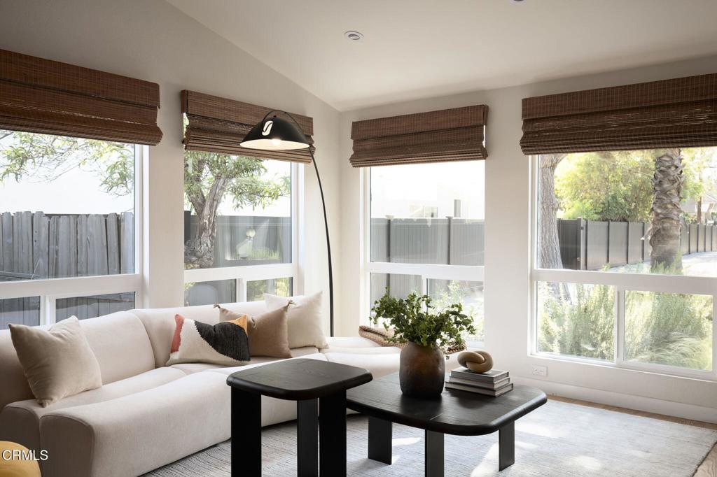 950 North Summit Avenue Pasadena, CA 91103 - Photo 7 of 25 Living Room