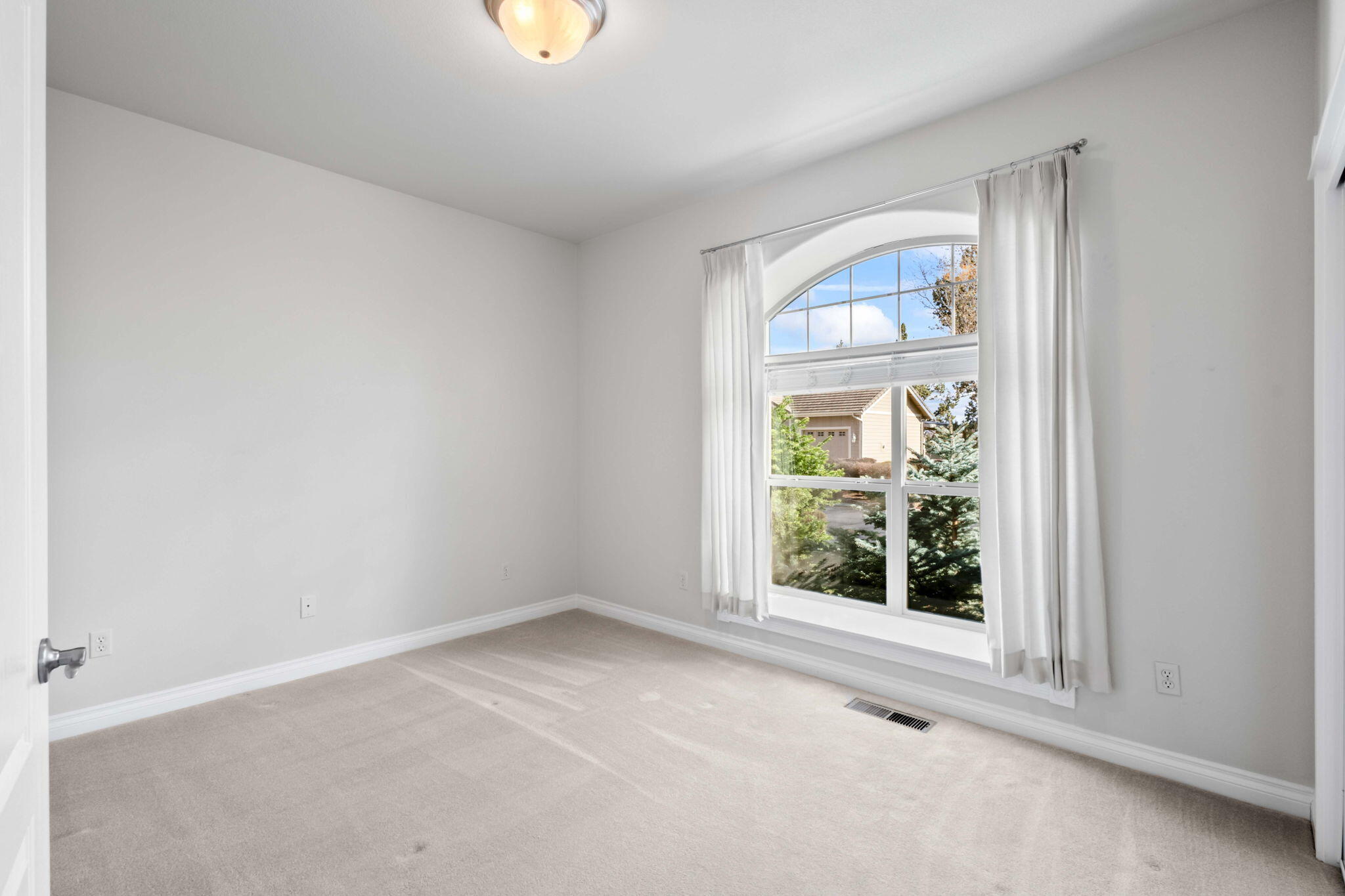 1726 Northwest Cliffside Way Redmond, OR 97756 - Photo 22 of 36 an empty room with windows