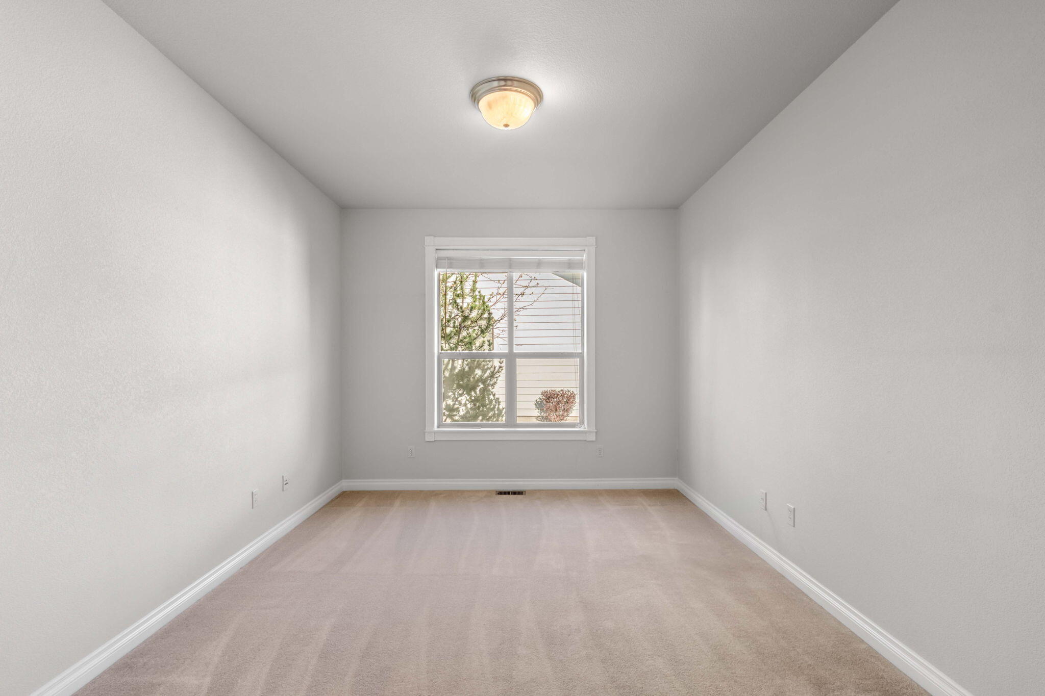 1726 Northwest Cliffside Way Redmond, OR 97756 - Photo 25 of 36 an empty room with a window
