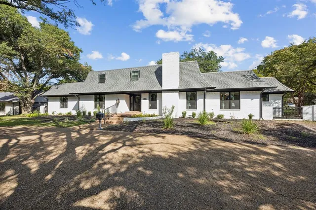 a view of a yard in front of a house