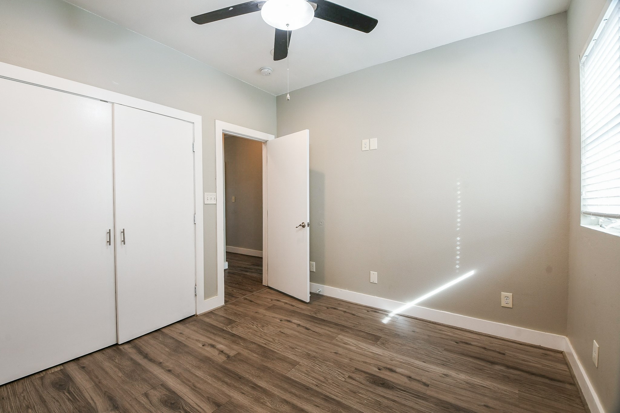 3249 Dixie Drive, Unit B Houston, TX 77021 - Photo 16 of 25 an empty room with wooden floor and windows