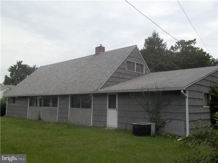 35 Red Berry Road Levittown, PA 19056 - Photo 2 of 11 Exterior Back
