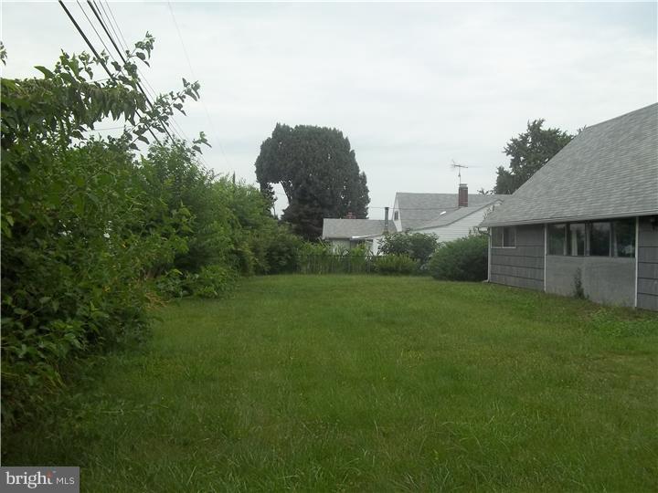 35 Red Berry Road Levittown, PA 19056 - Photo 3 of 11 Exterior Back