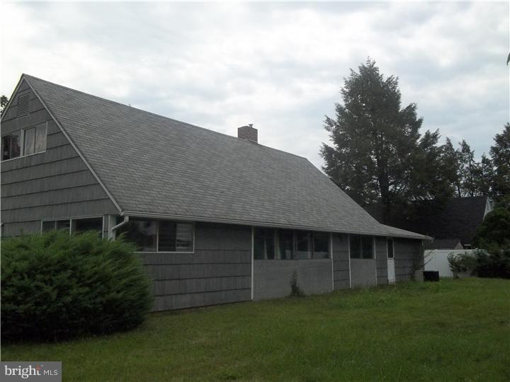 35 Red Berry Road Levittown, PA 19056 - Photo 4 of 11 Exterior Back