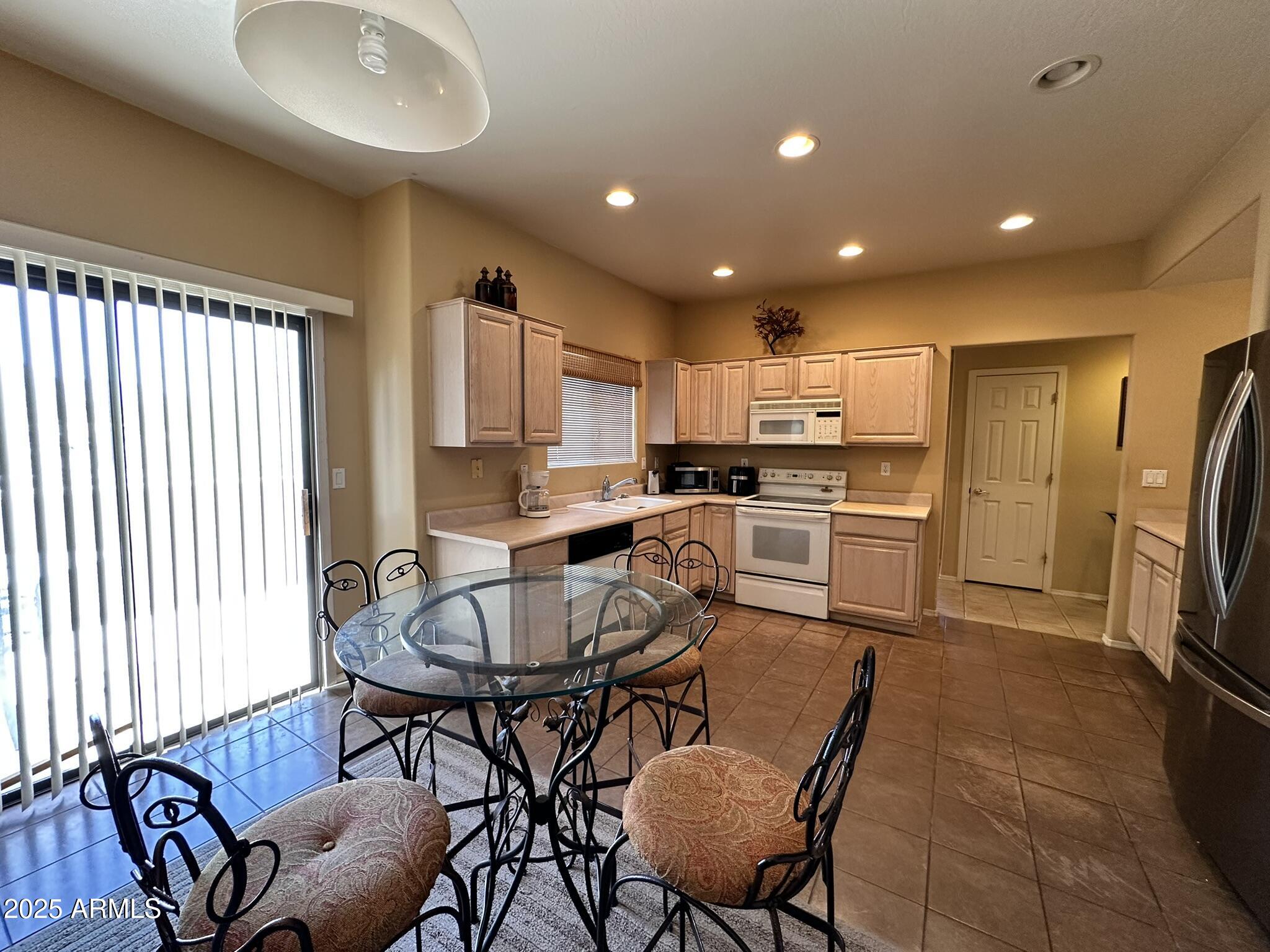 17237 East Grande Boulevard, Unit 205 Fountain Hills, AZ 85268 - Photo 9 of 25 Eat in Kitchen