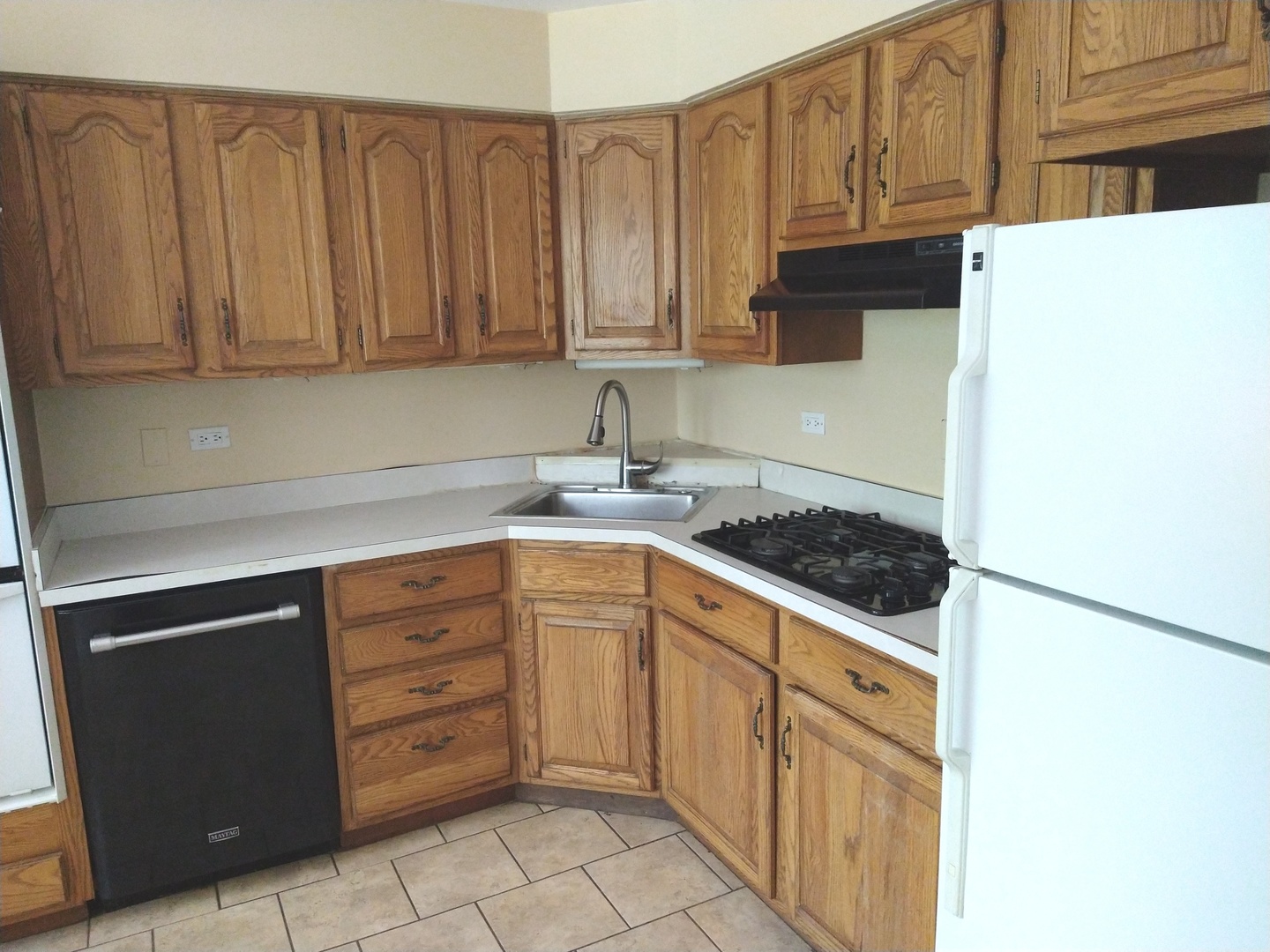 241 Red Oak Road Northbrook, IL 60062 - Photo 4 of 11 a kitchen with granite countertop a sink a stove and cabinets