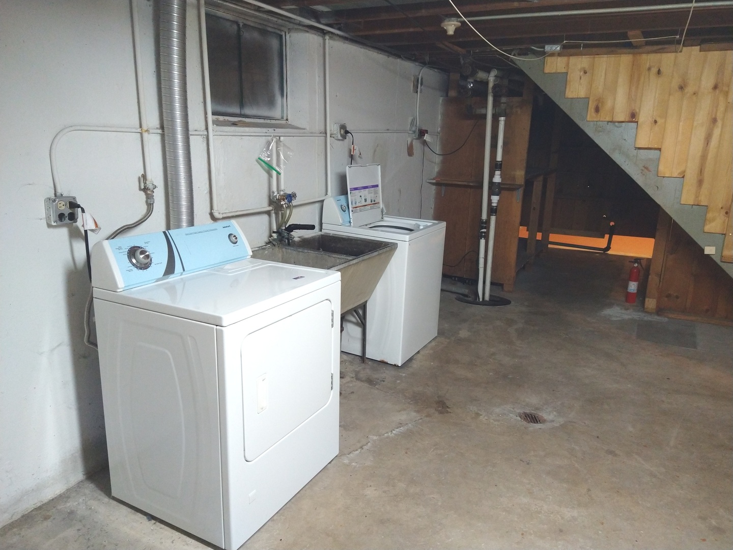 241 Red Oak Road Northbrook, IL 60062 - Photo 9 of 11 a utility room with dryer and washer