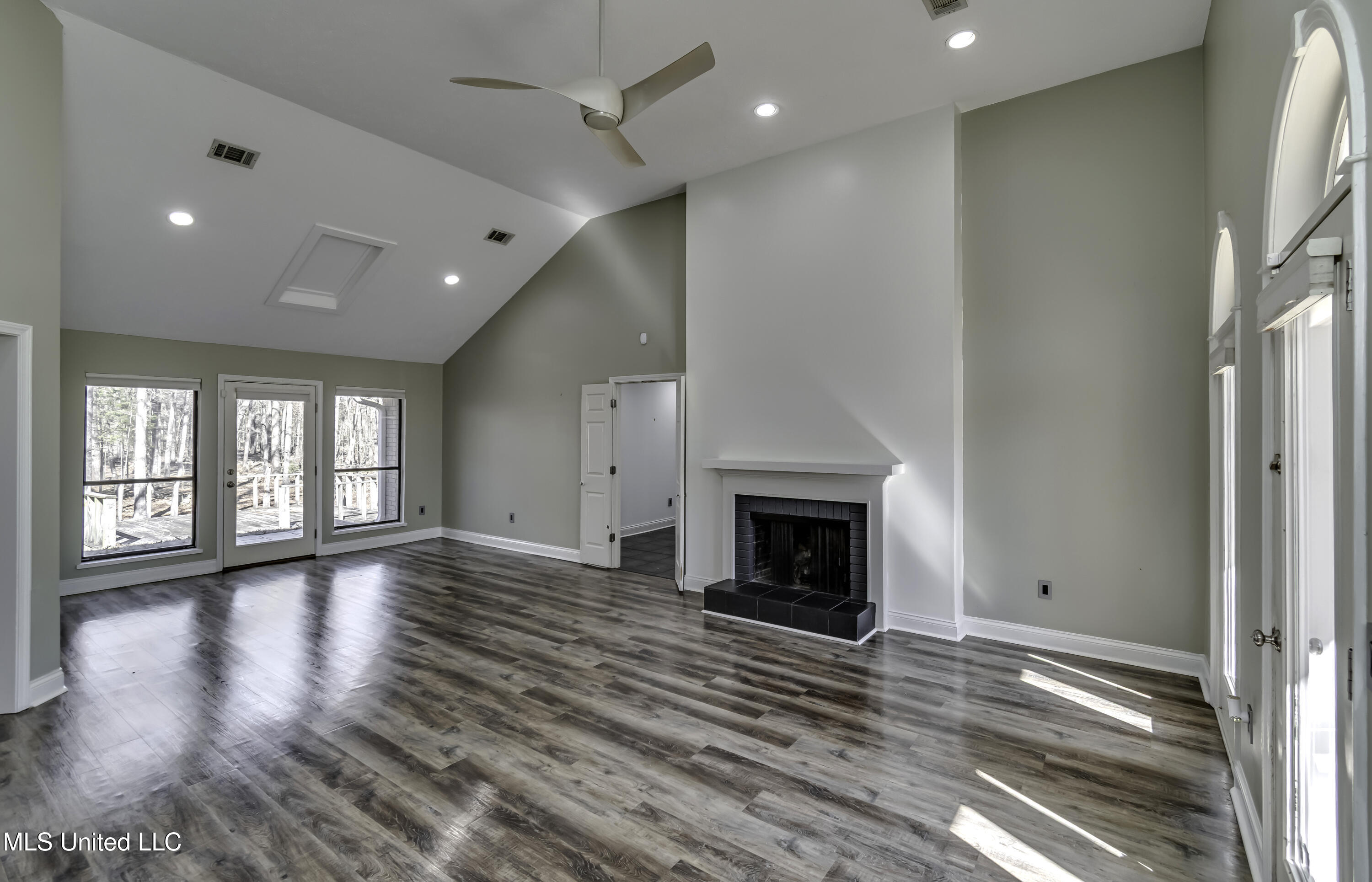 110 Meadowview Drive Brandon, MS 39047 - Photo 11 of 57 110 Meadowview Dr--19