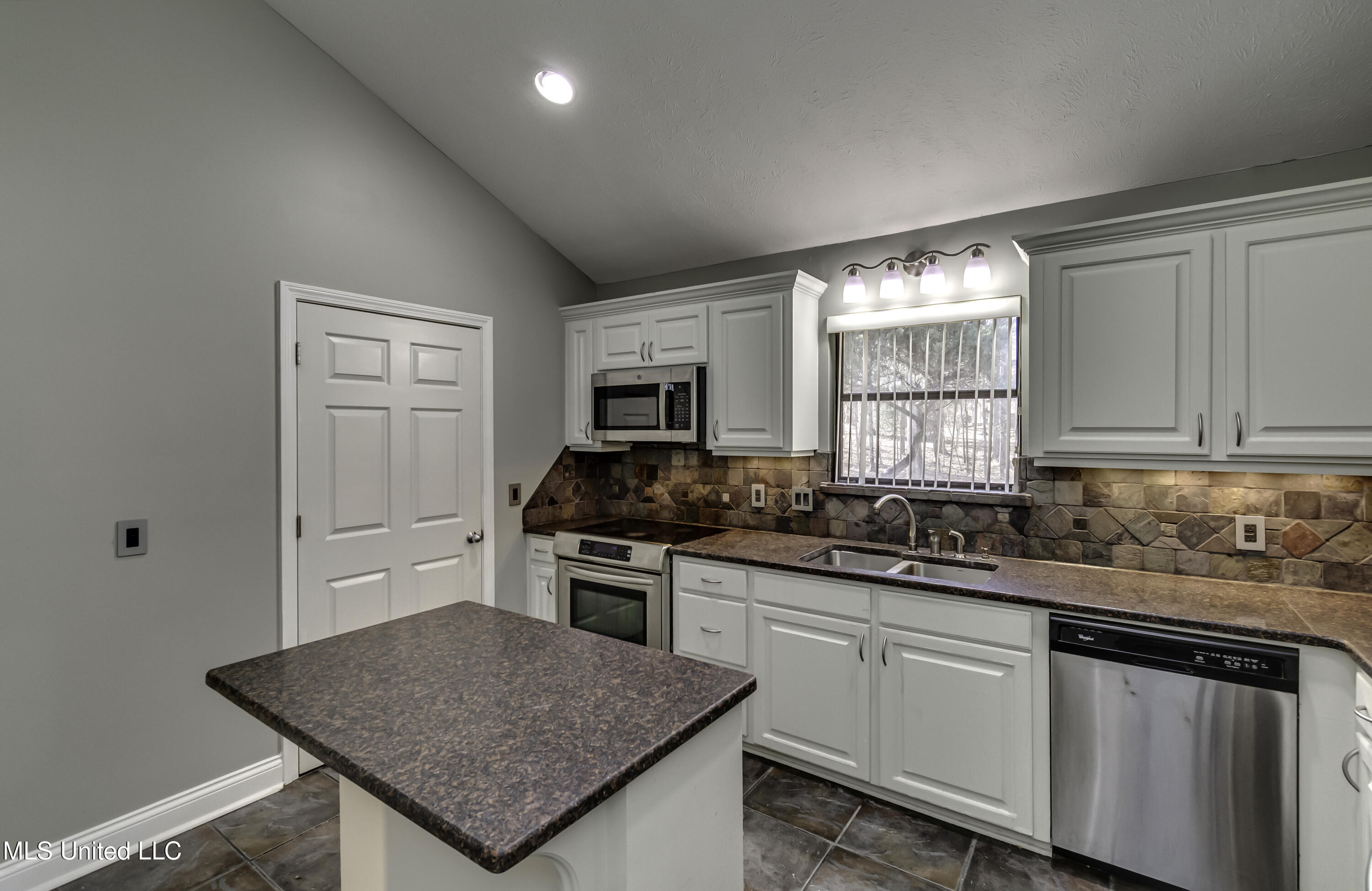 110 Meadowview Drive Brandon, MS 39047 - Photo 16 of 57 110 Meadowview Dr--33