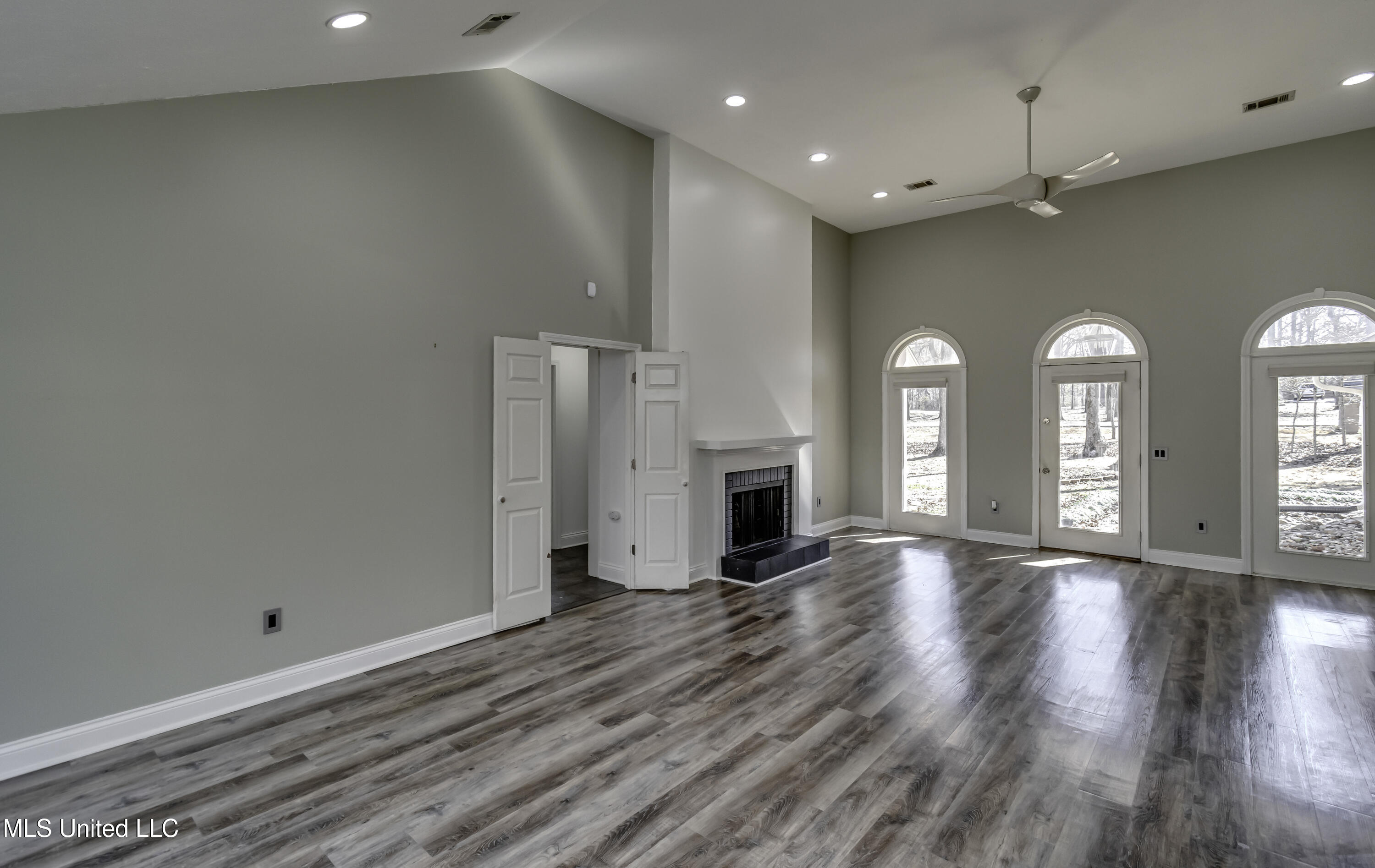 110 Meadowview Drive Brandon, MS 39047 - Photo 9 of 57 110 Meadowview Dr--23