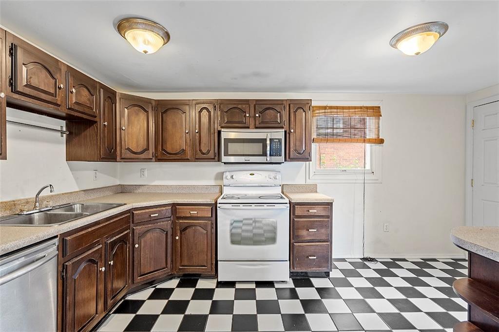 952 Shadycrest Road Pittsburgh, PA 15216 - Photo 8 of 23 Gallery Image 8