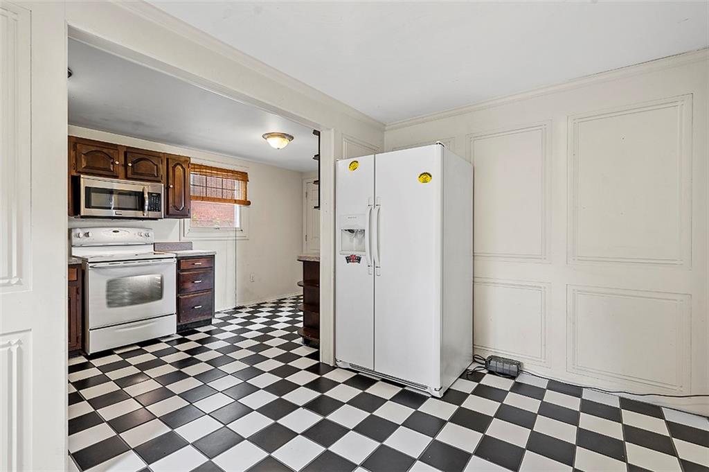952 Shadycrest Road Pittsburgh, PA 15216 - Photo 10 of 23 Gallery Image 10