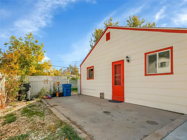 a view of a house with backyard