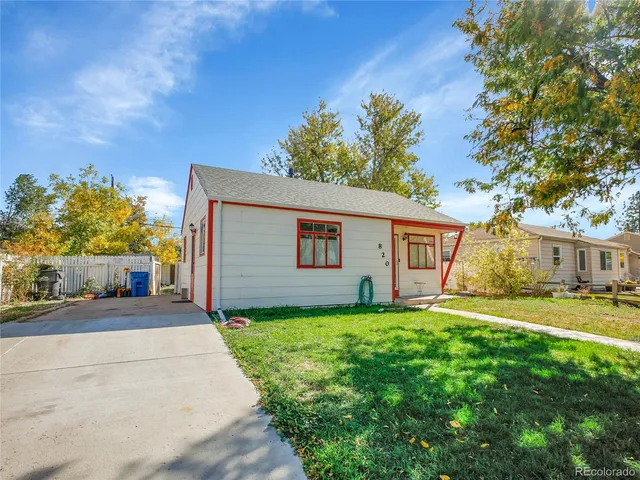 a view of a yard in front of a house