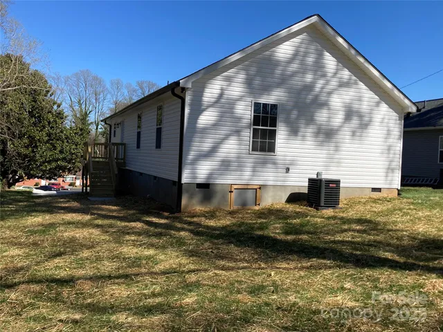 a front view of house with yard