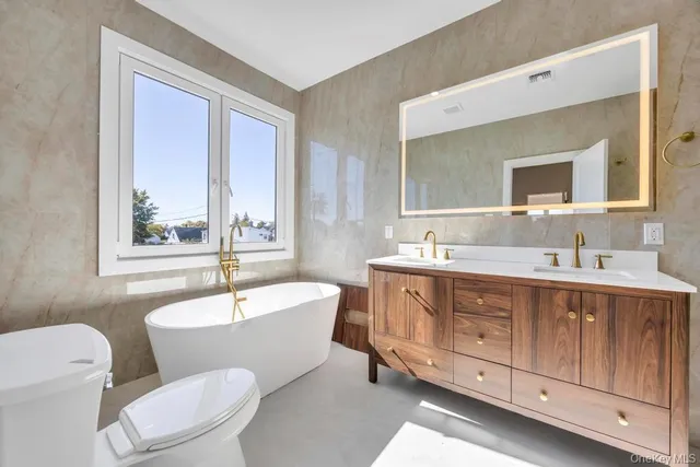 $1,429,888 | 14 Bark Lane, Levittown, NY 11756