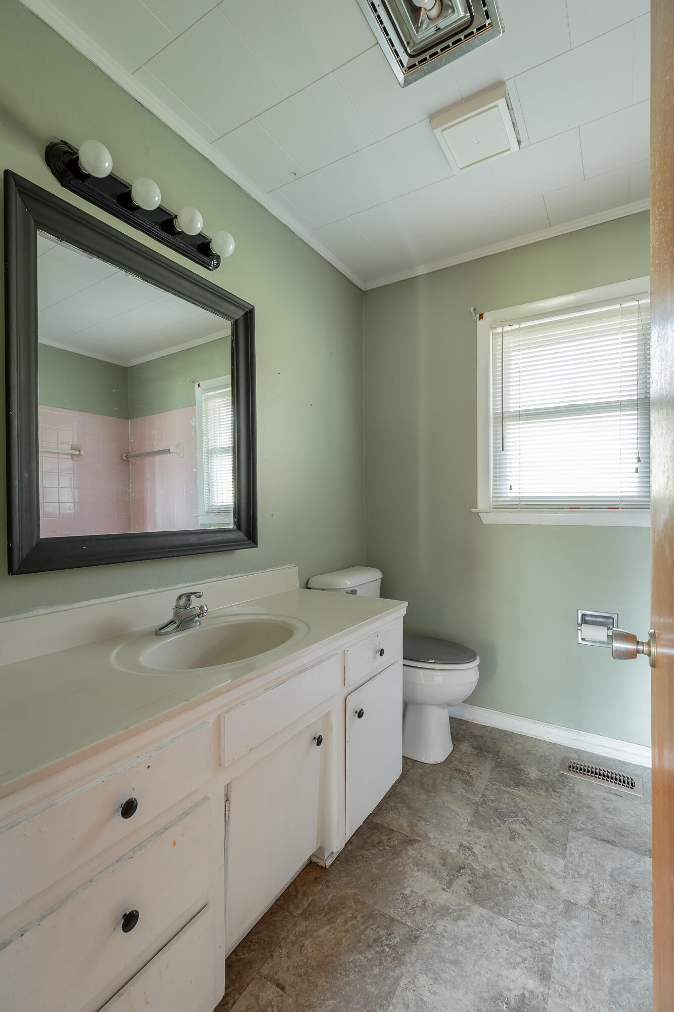 756 Blythes Ferry Road Dayton, TN 37321 - Photo 14 of 26 Full hall bath