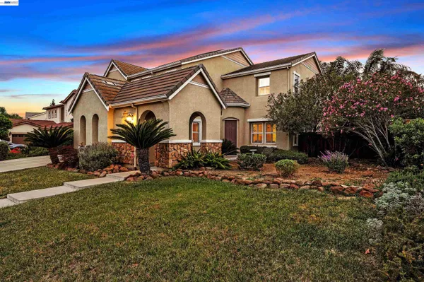 a house view with a outdoor space