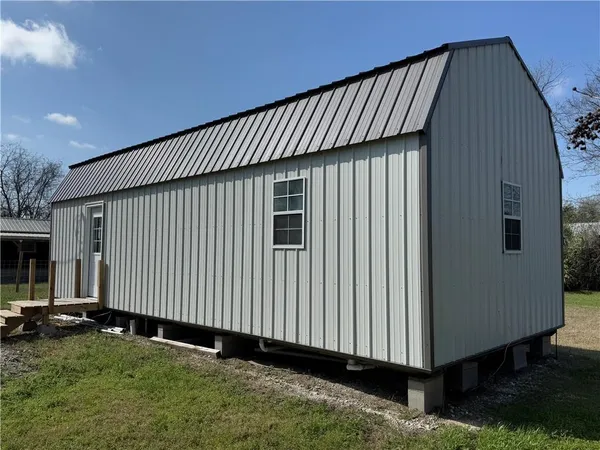 a view of a house with backyard