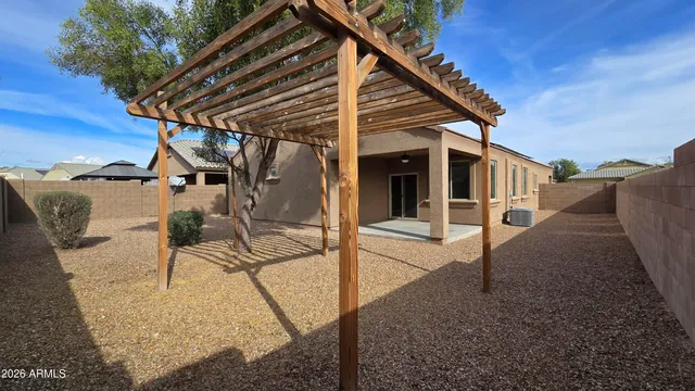 a view of a house with backyard