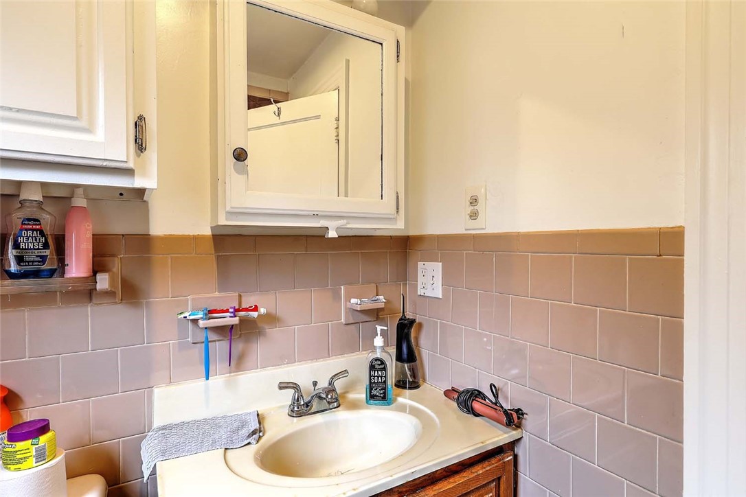 34 Central Street Bristol, RI 02809 - Photo 17 of 38 First floor bath