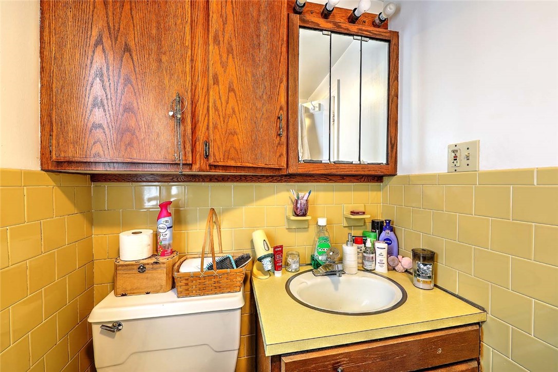 34 Central Street Bristol, RI 02809 - Photo 31 of 38 Second floor bathroom