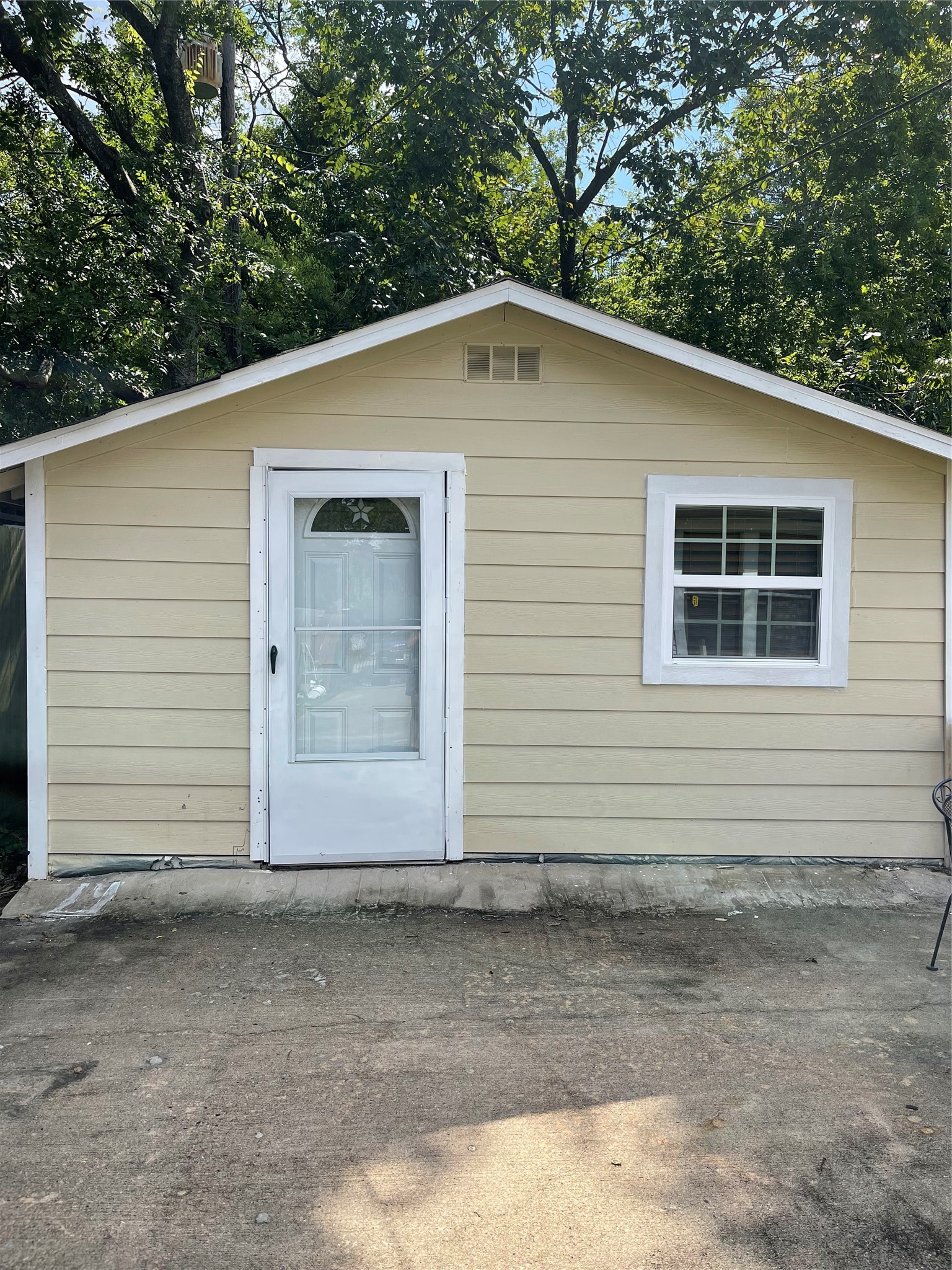 1472 1/2 Godwin Street Houston, TX 77023 - Photo 1 of 9 Front elevation