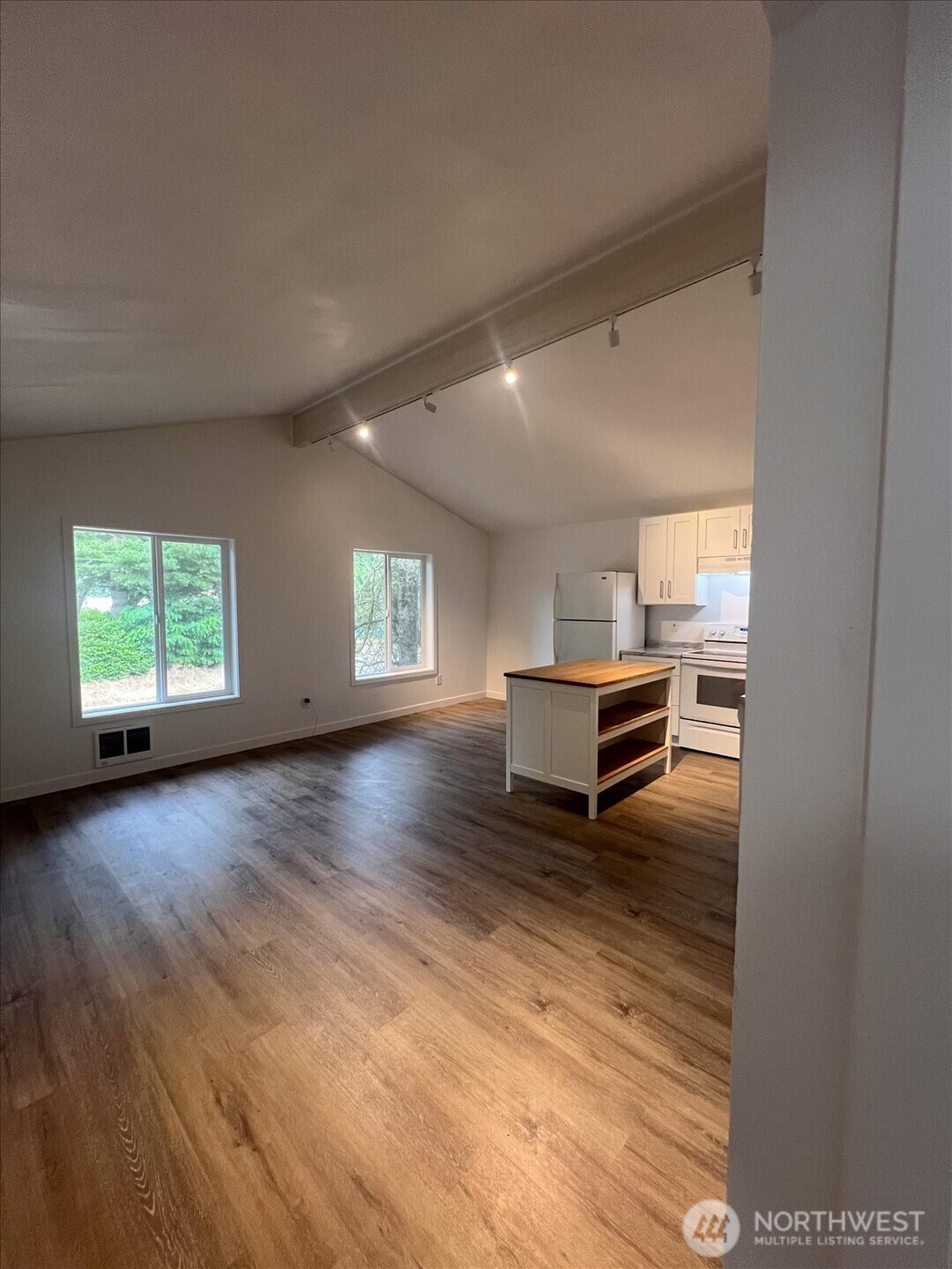 10443 17th Avenue Southwest Seattle, WA 98146 - Photo 17 of 40