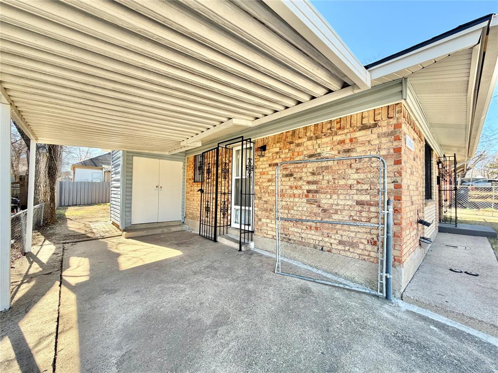 3543 Terrell Street Dallas, TX 75223 - Photo 2 of 26 a view of an empty room with a window