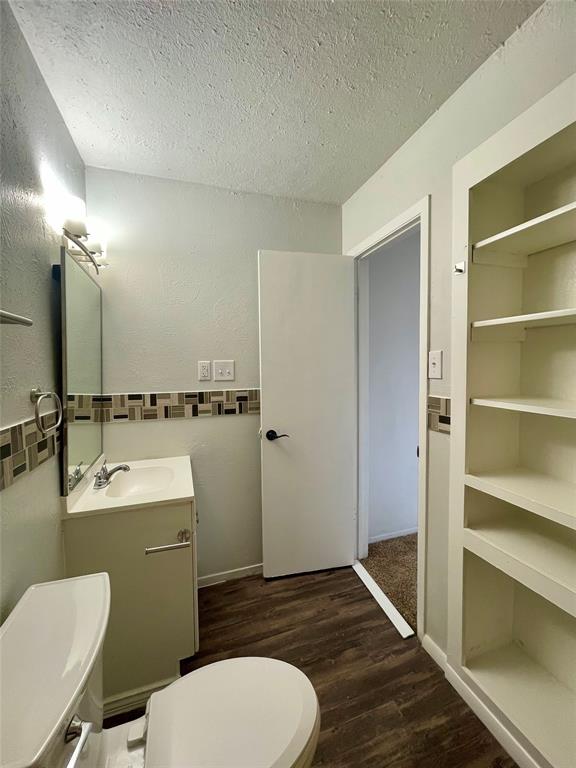 3543 Terrell Street Dallas, TX 75223 - Photo 21 of 26 a bathroom with a toilet a sink and mirror