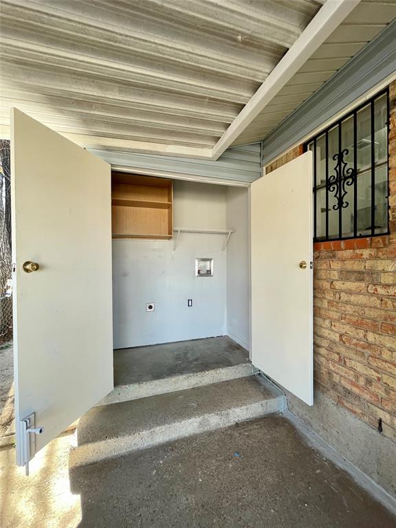 3543 Terrell Street Dallas, TX 75223 - Photo 23 of 26 a view of a garage