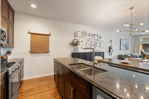 $554,500 | 2040 West Belmont Avenue, Unit 302, Chicago, IL 60618