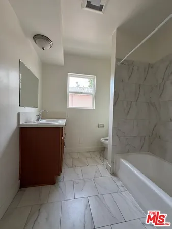 $2,150 | 13233 Oxnard Street, Unit 4, Van Nuys, CA 91401