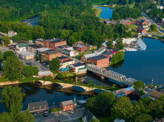 a sign that is sitting in front of a building