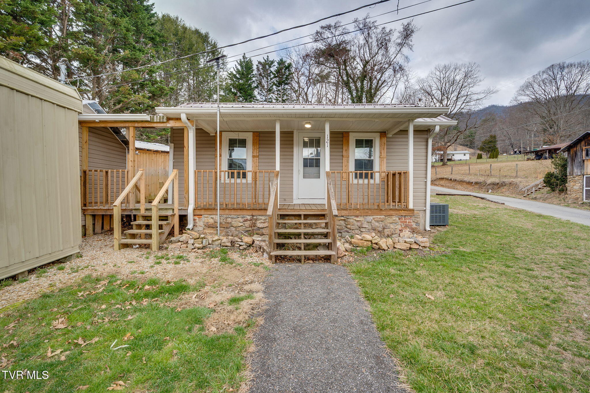 121 Coleman Road Hampton, TN 37658 - Photo 2 of 37 001