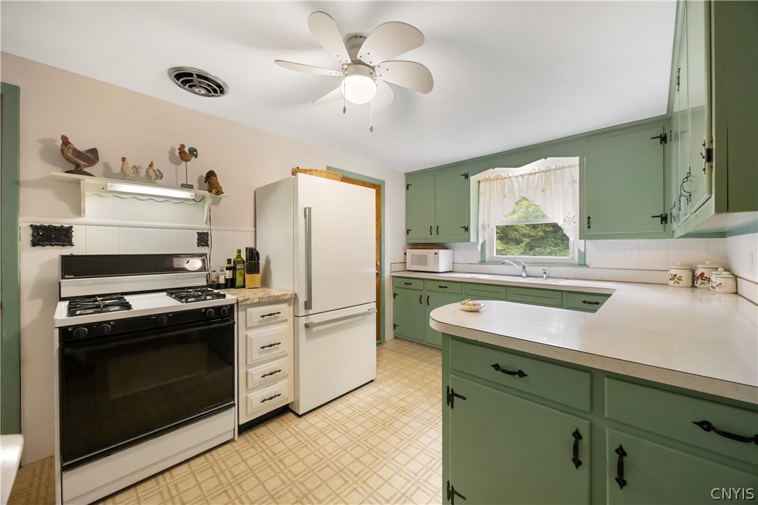 208 Harding Place Syracuse, NY 13205 - Photo 9 of 30