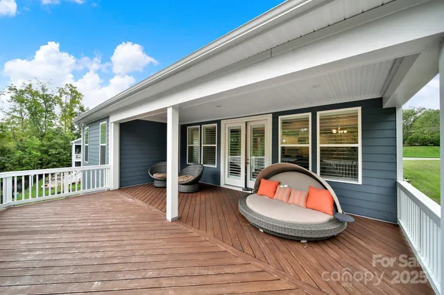 a view of a house with backyard and porch
