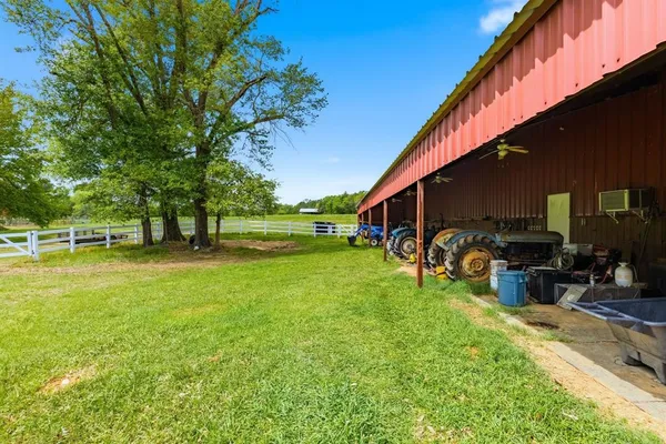 $1,500,000 | 166 County Road 2112, Pittsburg, TX 75686