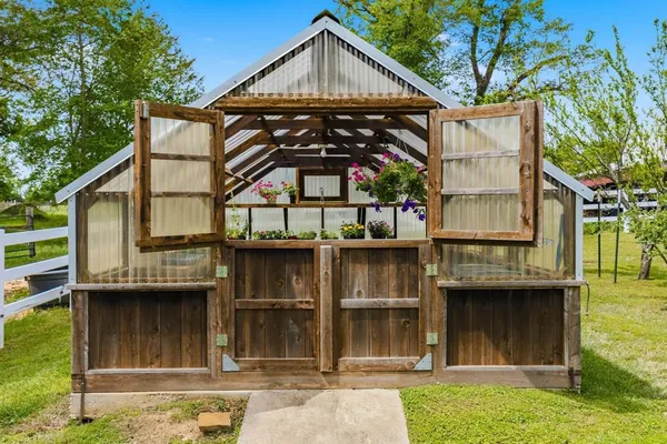 $1,500,000 | 166 County Road 2112, Pittsburg, TX 75686