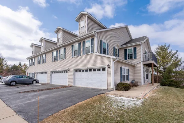 $369,900 | 1203 Woodbury Commons, Unit C, Waukesha, WI 53189