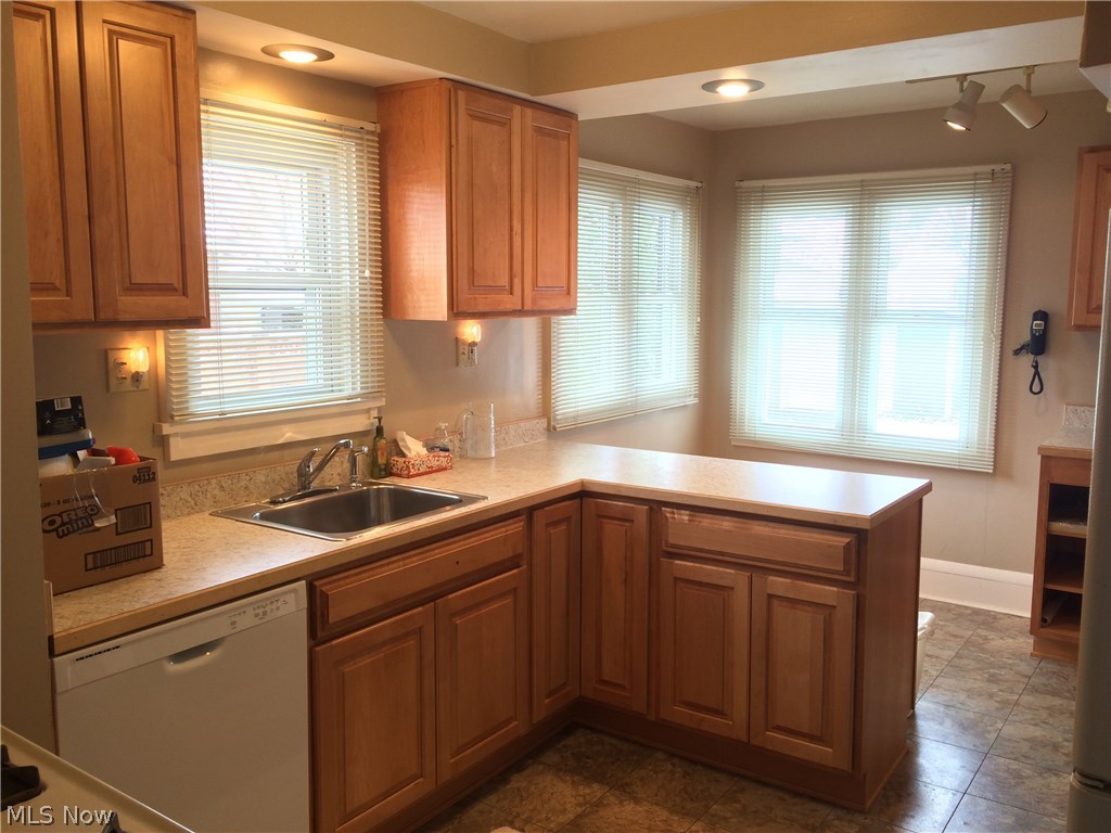 4009 Rosemond Road Cleveland Heights, OH 44121 - Photo 9 of 28 Abundant maple kraftmaid cabinets.