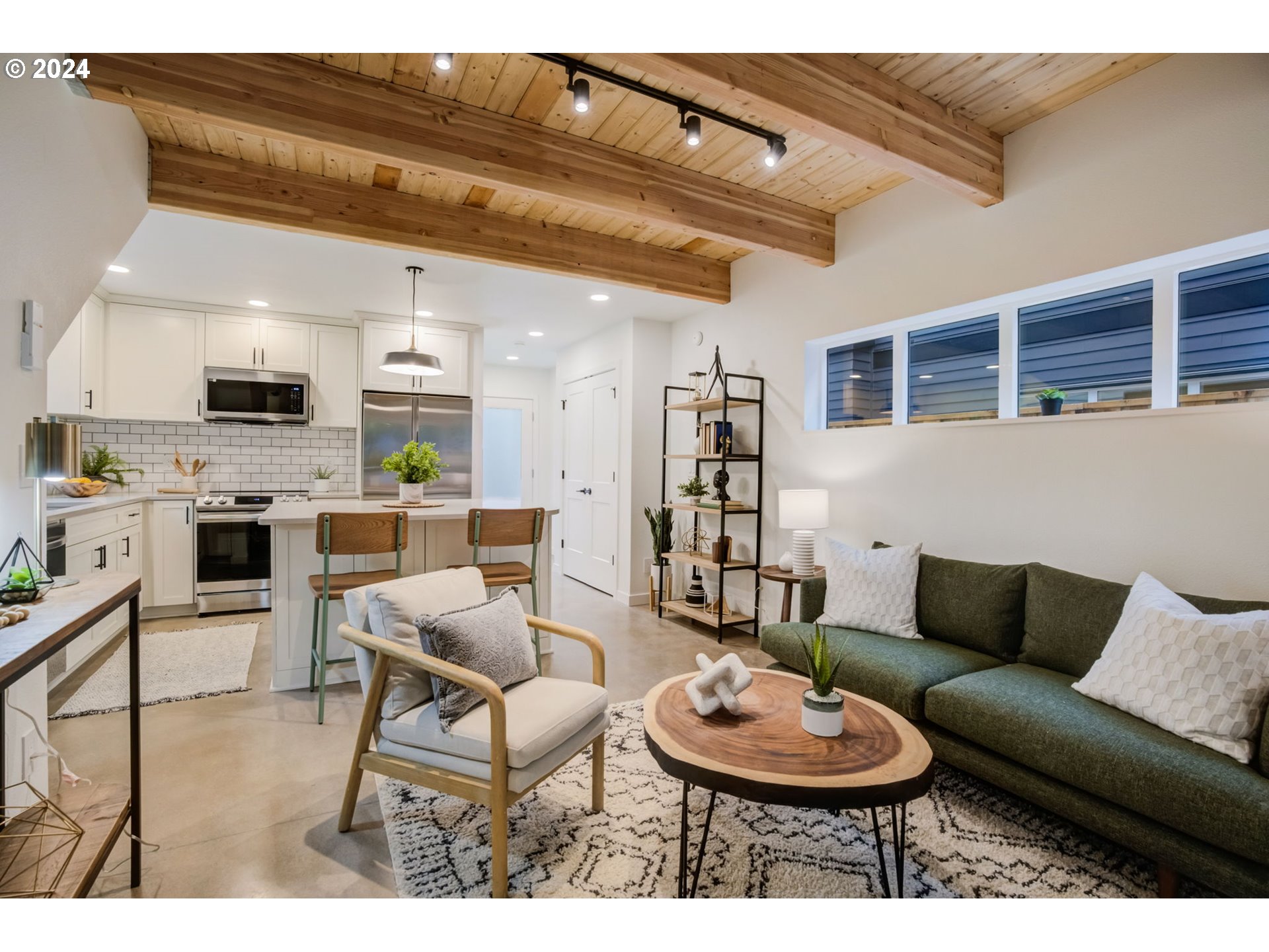 5025 Southwest Maplewood Road, Unit B Portland, OR 97219 - Photo 13 of 21 Gallery Image 13