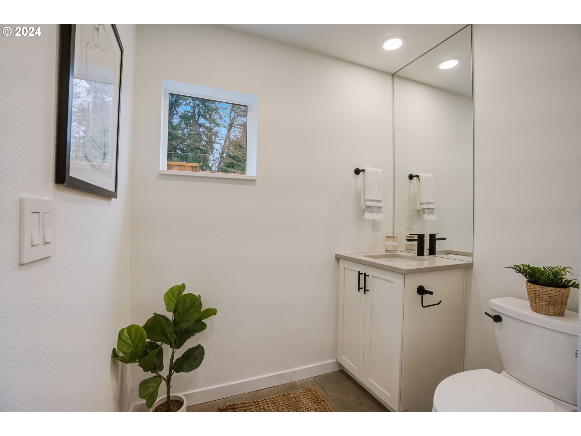 5025 Southwest Maplewood Road, Unit B Portland, OR 97219 - Photo 15 of 21 Gallery Image 15