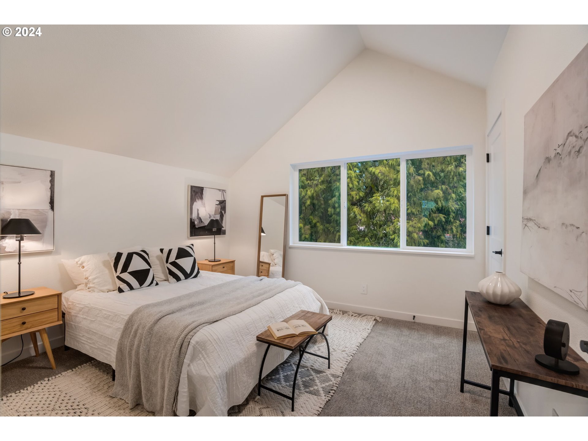 5025 Southwest Maplewood Road, Unit B Portland, OR 97219 - Photo 18 of 21 Gallery Image 18